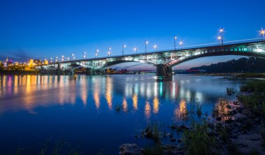 gece karanlığında köprü