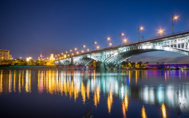 gece karanlığında köprü