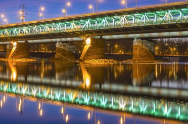 gece karanlığında köprü