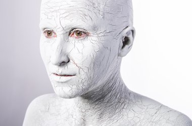 Kadınların yüzüne çamur.