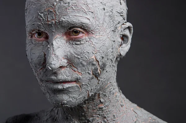 Statuesque woman in clay. Spa treatment — Stock Photo, Image