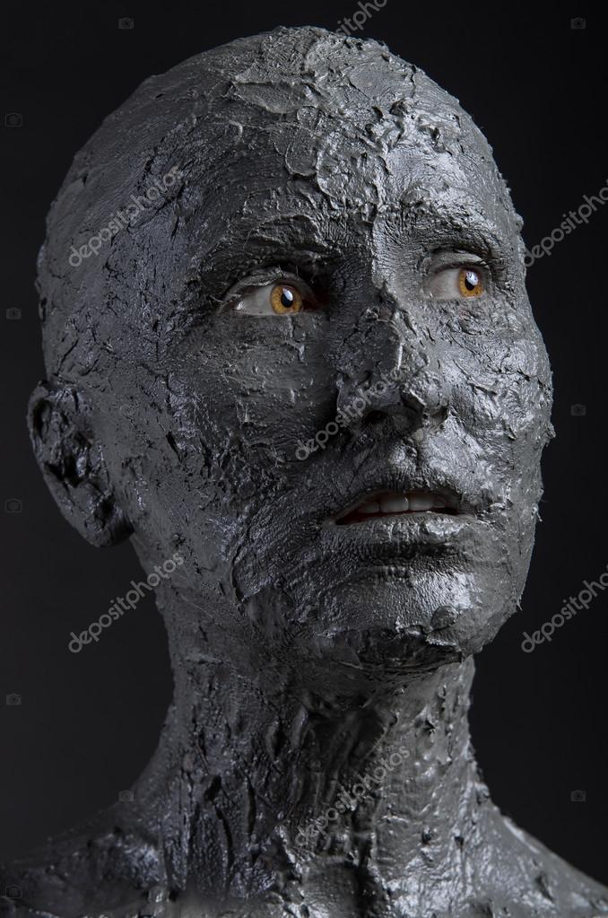 Statuesque woman in clay. Spa treatment — Stock Photo ...
