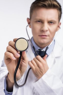 Steteskoplu erkek doktor.