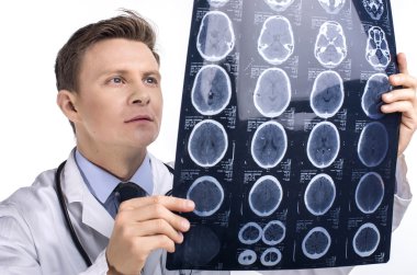 Steteskoplu erkek doktor.