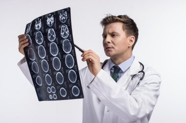 Steteskoplu erkek doktor.