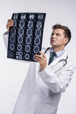 Steteskoplu erkek doktor.