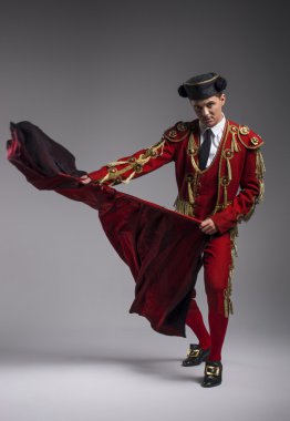 İspanyol matador giyinmiş adam stüdyo çekim