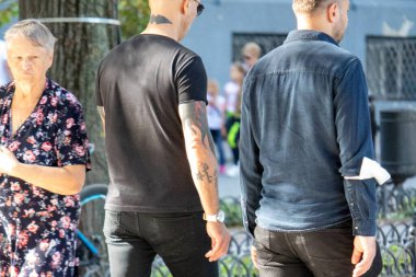 Şehirde boynunda ve kolunda dövme olan bir adam Ukrayna, Odessa, 27.09.2020 -