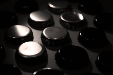 Koyu bir yüzeye bira kapakları