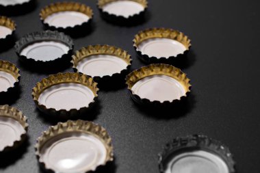 Koyu bir yüzeye bira kapakları