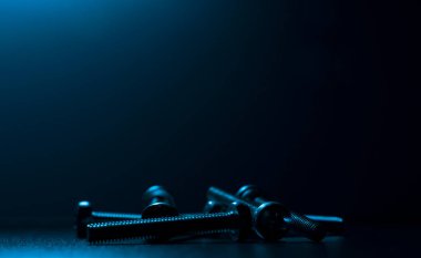 Mavi arkaplanda vidalar