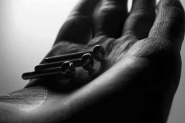 Tornillos Mano Sobre Fondo Gris — Foto de Stock