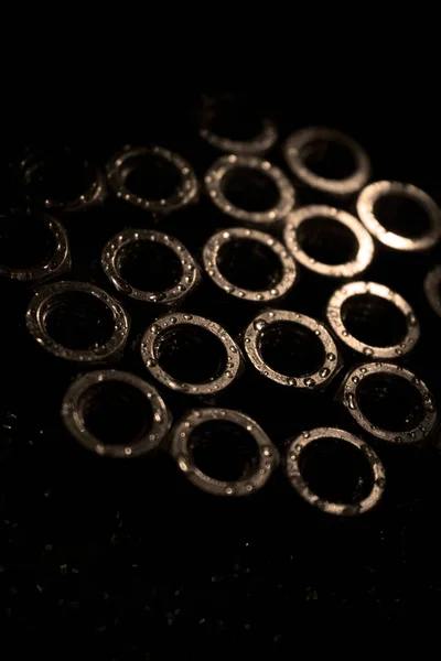 Tuercas Rosca Con Gotas Agua Sobre Una Superficie Oscura —  Fotos de Stock