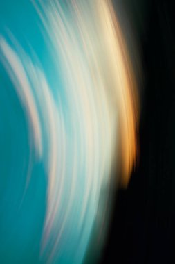 Siyah bir arkaplanda mavi ve sarı dinamik renk noktaları