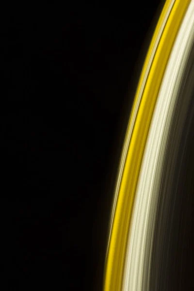 黒の背景に黄色と白の光の線 — ストック写真