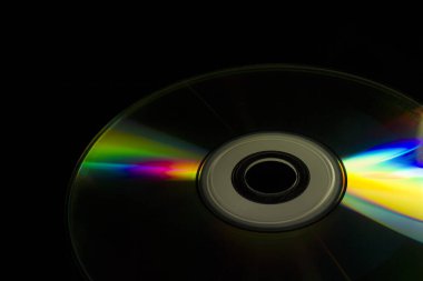Siyah arkaplan üzerindeki kompakt disk