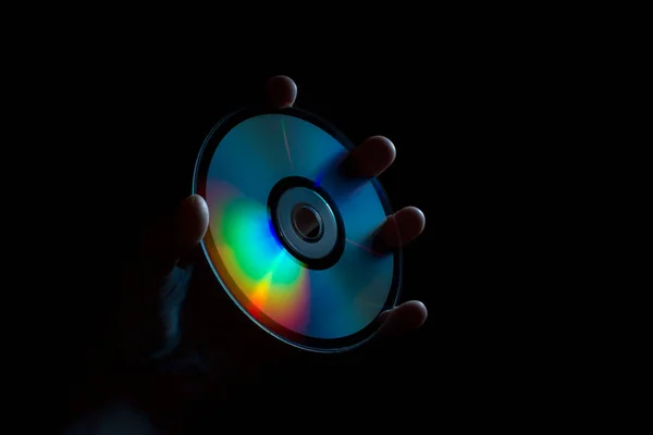 elinizdeki siyah arkaplan üzerindeki küçük disk