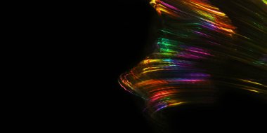 İnce renkli ışık çizgileri keyfi bir şekilde siyah bir arkaplanda kıvrılıyor.