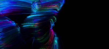 İnce renkli ışık çizgileri keyfi bir şekilde siyah bir arkaplanda kıvrılıyor.