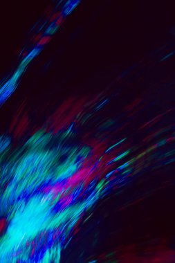 Siyah arkaplanda ince mavi ve mor ışık çizgileri