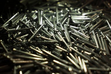 bir çok küçük galvanizli çivi