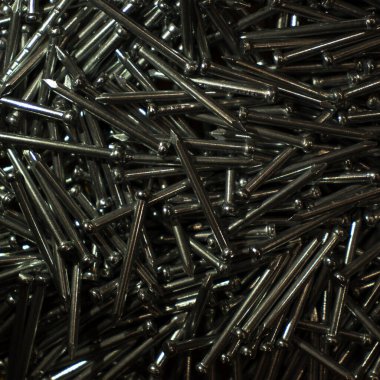 bir çok küçük galvanizli çivi