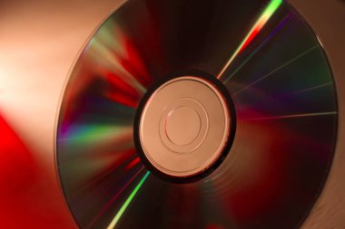  kırmızı bir ahşap yüzey üzerinde küçük bir disk
