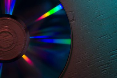  mavi bir ahşap yüzey üzerinde küçük bir disk