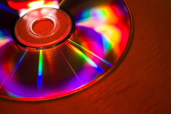 Kompaktní Disk Dřevěném Povrchu Červené Barvě — Stock fotografie