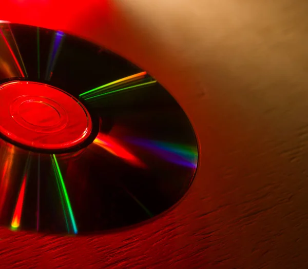Kırmızı Bir Ahşap Yüzey Üzerinde Küçük Bir Disk — Stok fotoğraf