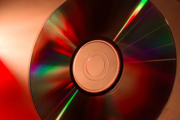 Kırmızı Bir Ahşap Yüzey Üzerinde Küçük Bir Disk — Stok fotoğraf