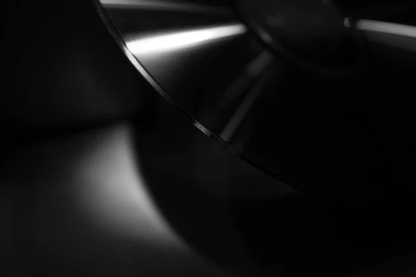  Siyah ve beyaz olarak ahşap yüzey üzerinde küçük bir disk
