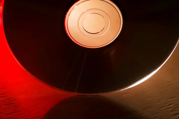 Disco Compacto Uma Superfície Madeira Vermelho — Fotografia de Stock