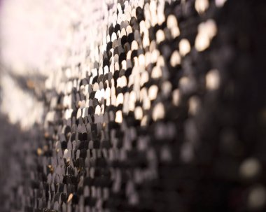 Bronz kumaş ve siyah pullu şelale