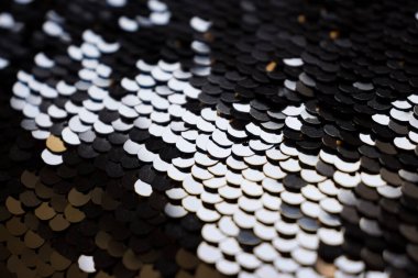 Gümüş ve bronz pullu kumaş.