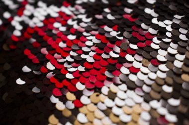 kırmızı, gümüş ve altın rengi pullar.