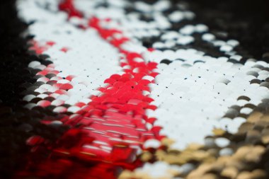 Çok renkli pulları olan kumaş.