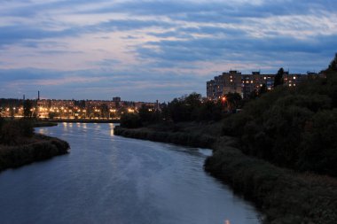 Akşamları Doğu Avrupa 'nın kenar mahallelerindeki nehir.