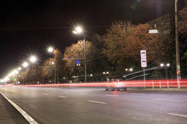 Büyük gece yolu, uzun süre arabalarla temas halinde.