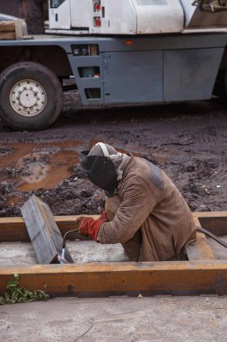 Gaz kaynakçısı metal köşeyi keser.