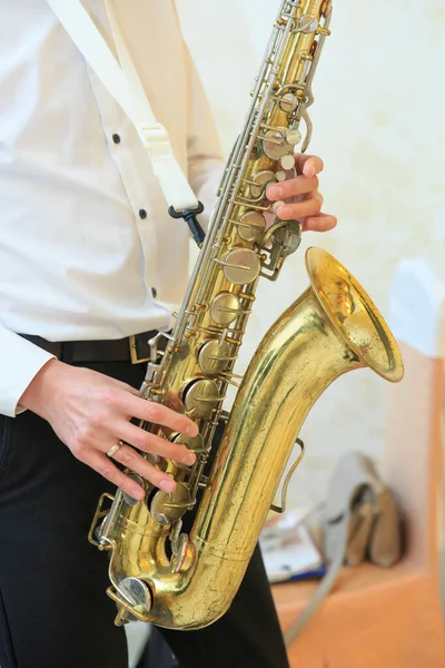 Vieux Saxophone Dans Les Mains Saxophoniste Pendant Match — Photo