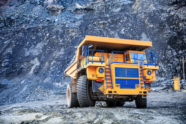 Grand Camion Carrière Jaune Déplace Dans Carrière Pour Extraction Minerai — Photo