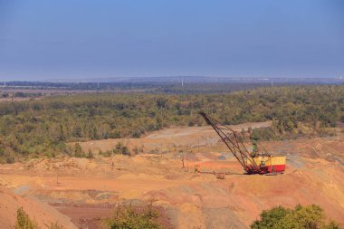 Opencast madencilik operasyonlarında yürüyen kazıcı