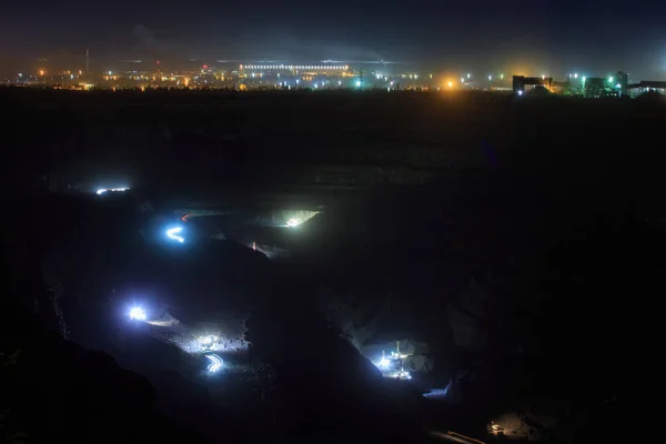 Proceso Minería Mineral Hierro Pozo Por Noche — Foto de Stock