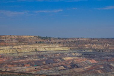 Mevcut kariyerin üst ufuk çizgileri. Demir madenciliği. 