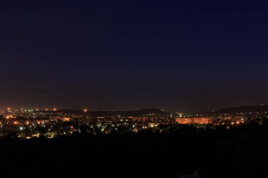 Doğu Avrupa 'da bir gece şehrinin manzarası