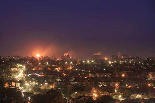 Város Lámpásokkal Hegyvidéken Naplementével Vagy Hajnali Égbolttal — Stock Fotó