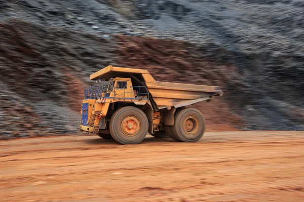 Velký Důlní Vůz Spěchá Vysokou Rychlostí — Stock fotografie