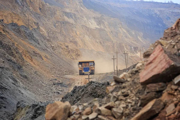 Gran Camión Volquete Cielo Abierto Pozo Abierto Para Extracción Mineral — Foto de Stock