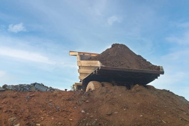 Boşaltma sırasında büyük taş ocağı kamyonu 